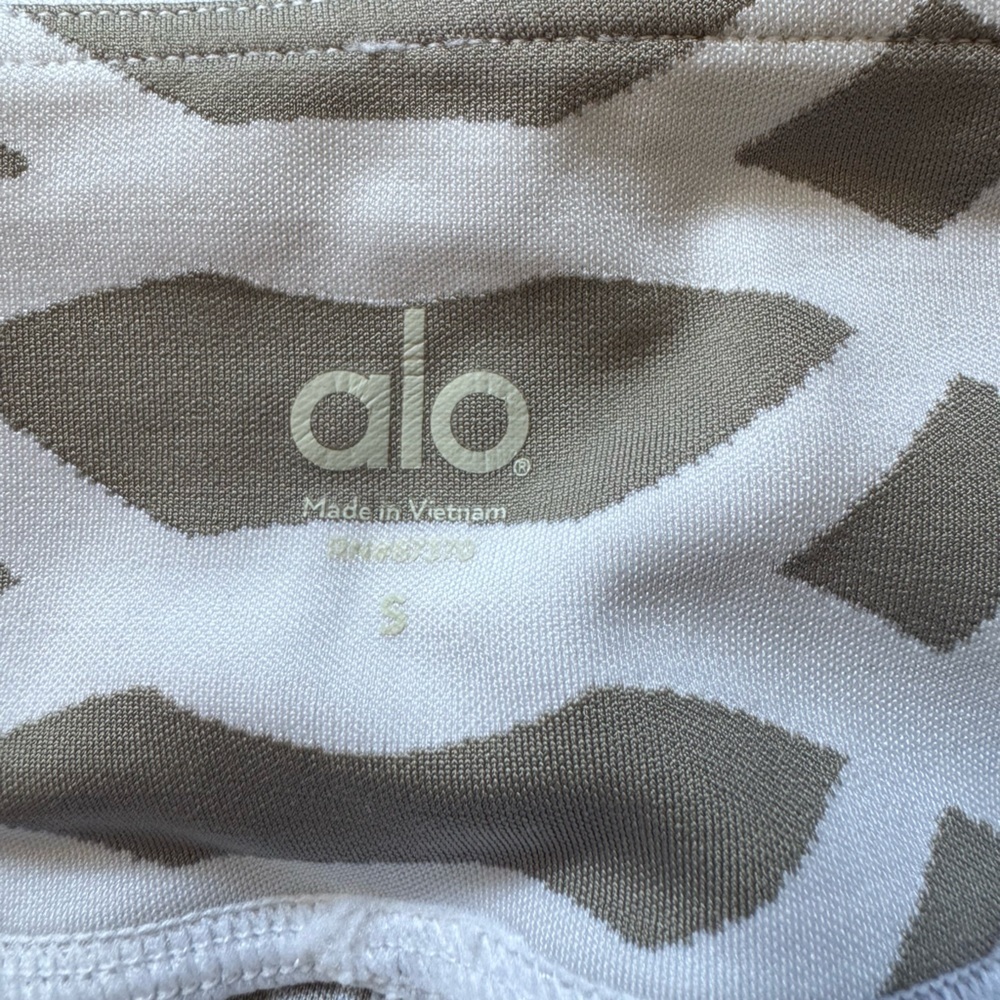 ALO Yoga Gray and White Patterned Cropped Leggings - Picture 2 of 7